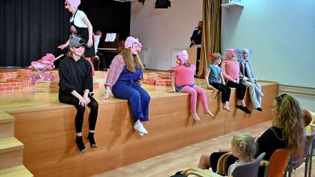 O třech prasátkách. Závěrečné vystoupení dětského Hudebního divadla