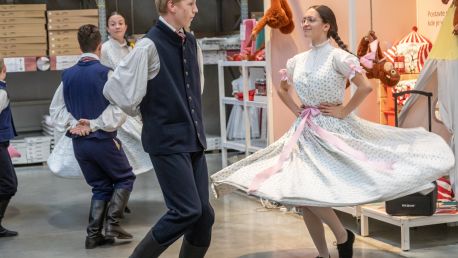 Oslava letního slunovratu. Folklorním tancem