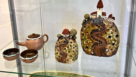 Keramika - Výtvarné obory zastoupené na výstavě Inspirace knihou  k 65. výročí Lidové konzervatoře a Múzické školy Ostrava, p. o.
