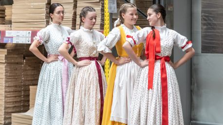 Oslava letního slunovratu. Folklorním tancem