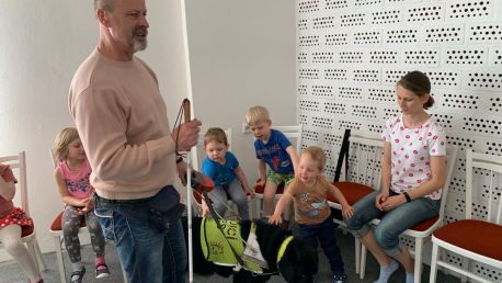 Beseda s panem Holbou a jeho vodicím psem v Dopoledních školičkách