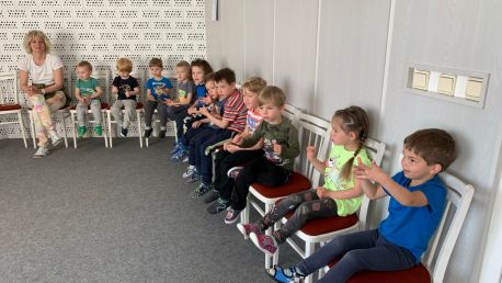 Beseda s panem Holbou a jeho vodicím psem v Dopoledních školičkách