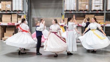 Oslava letního slunovratu. Folklorním tancem