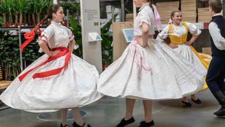 Oslava letního slunovratu. Folklorním tancem