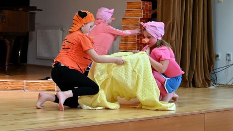 O třech prasátkách. Závěrečné vystoupení dětského Hudebního divadla