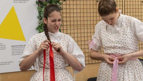 Oslava letního slunovratu. Folklorním tancem