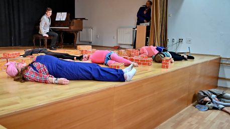 O třech prasátkách. Závěrečné vystoupení dětského Hudebního divadla