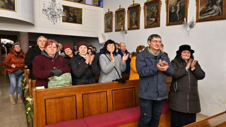 Kostel Nanebevzetí Panny Marie ve Slatině u Bílovce zaplnila hudba a zpěv