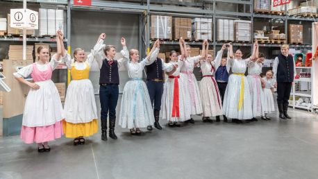 Oslava letního slunovratu. Folklorním tancem