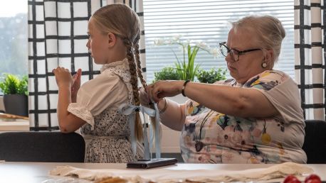 Oslava letního slunovratu. Folklorním tancem