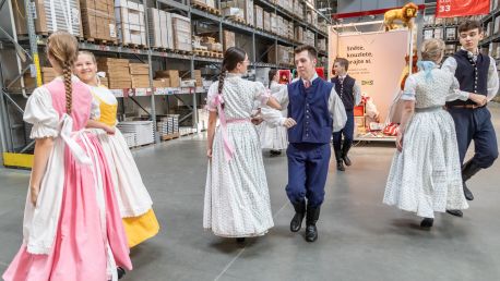Oslava letního slunovratu. Folklorním tancem