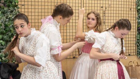Oslava letního slunovratu. Folklorním tancem