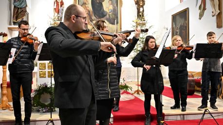 Kostel Nanebevzetí Panny Marie ve Slatině u Bílovce zaplnila hudba a zpěv