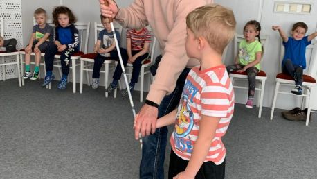 Beseda s panem Holbou a jeho vodicím psem v Dopoledních školičkách