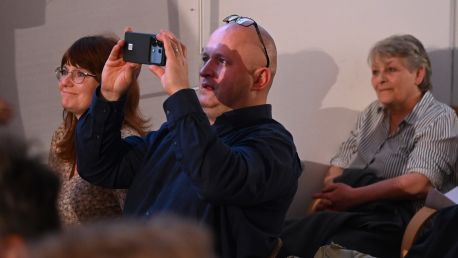 Březen, za mikrofon vlezem