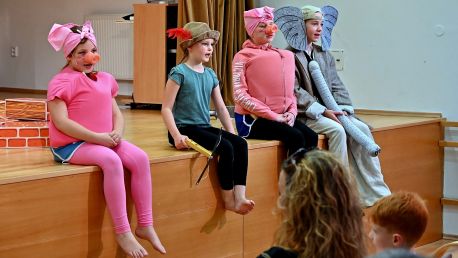 O třech prasátkách. Závěrečné vystoupení dětského Hudebního divadla