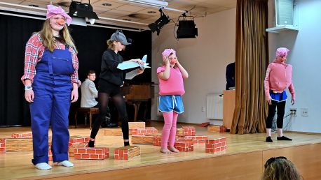 O třech prasátkách. Závěrečné vystoupení dětského Hudebního divadla