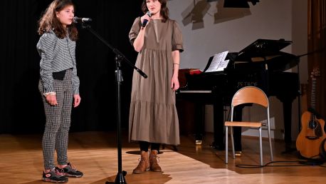 Březen, za mikrofon vlezem