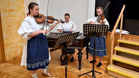 Na svatého Jána otvírá se létu brána - 2. část