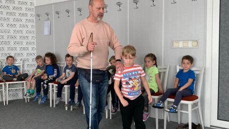 Beseda s panem Holbou a jeho vodicím psem v Dopoledních školičkách