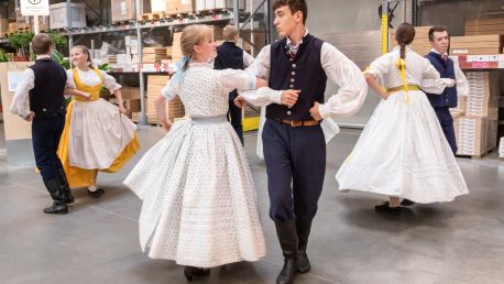 Oslava letního slunovratu. Folklorním tancem