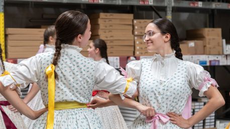 Oslava letního slunovratu. Folklorním tancem