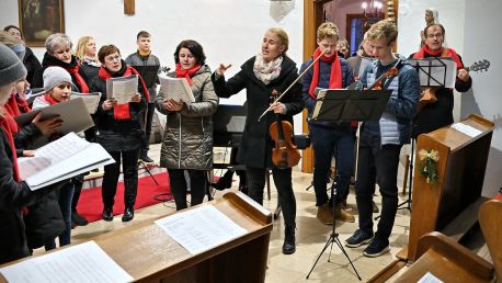 Kostel Nanebevzetí Panny Marie ve Slatině u Bílovce zaplnila hudba a zpěv