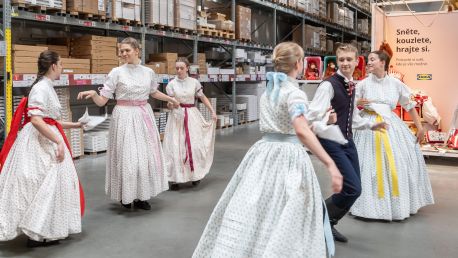 Oslava letního slunovratu. Folklorním tancem